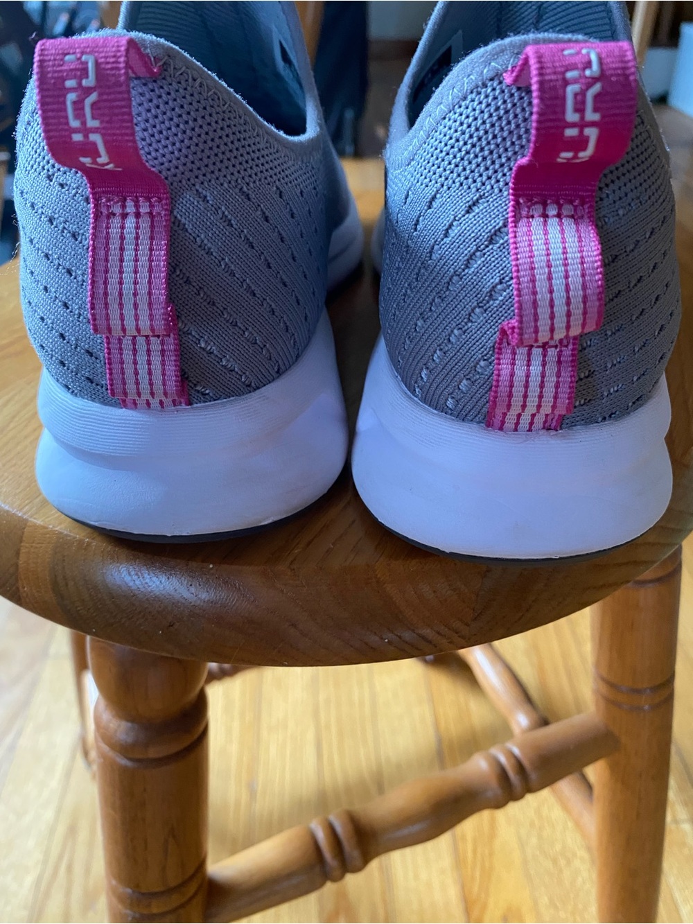 Kuru Slip-On Knit Sneakers in Gray with Pink Accent women’s sz 8 1/2 like new - Picture 6 of 11